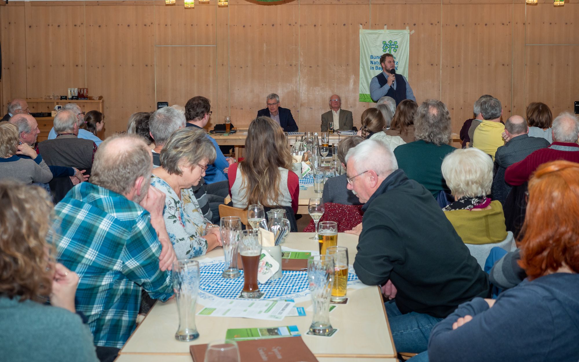 Podiumsdiskussion im vollbesetzten Saal des Gasthofs Kampenwand